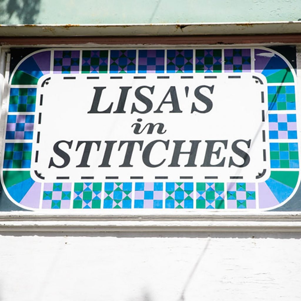 Lisas in Stitches sign, Moro, Oregon. Photo by Jeremy Lanthorn.